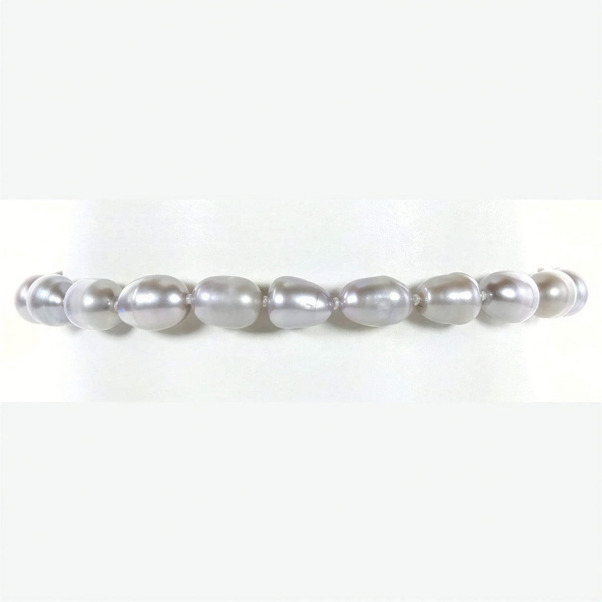 Grijs handgeknoopt zoetwater parel armband op display | Grey
