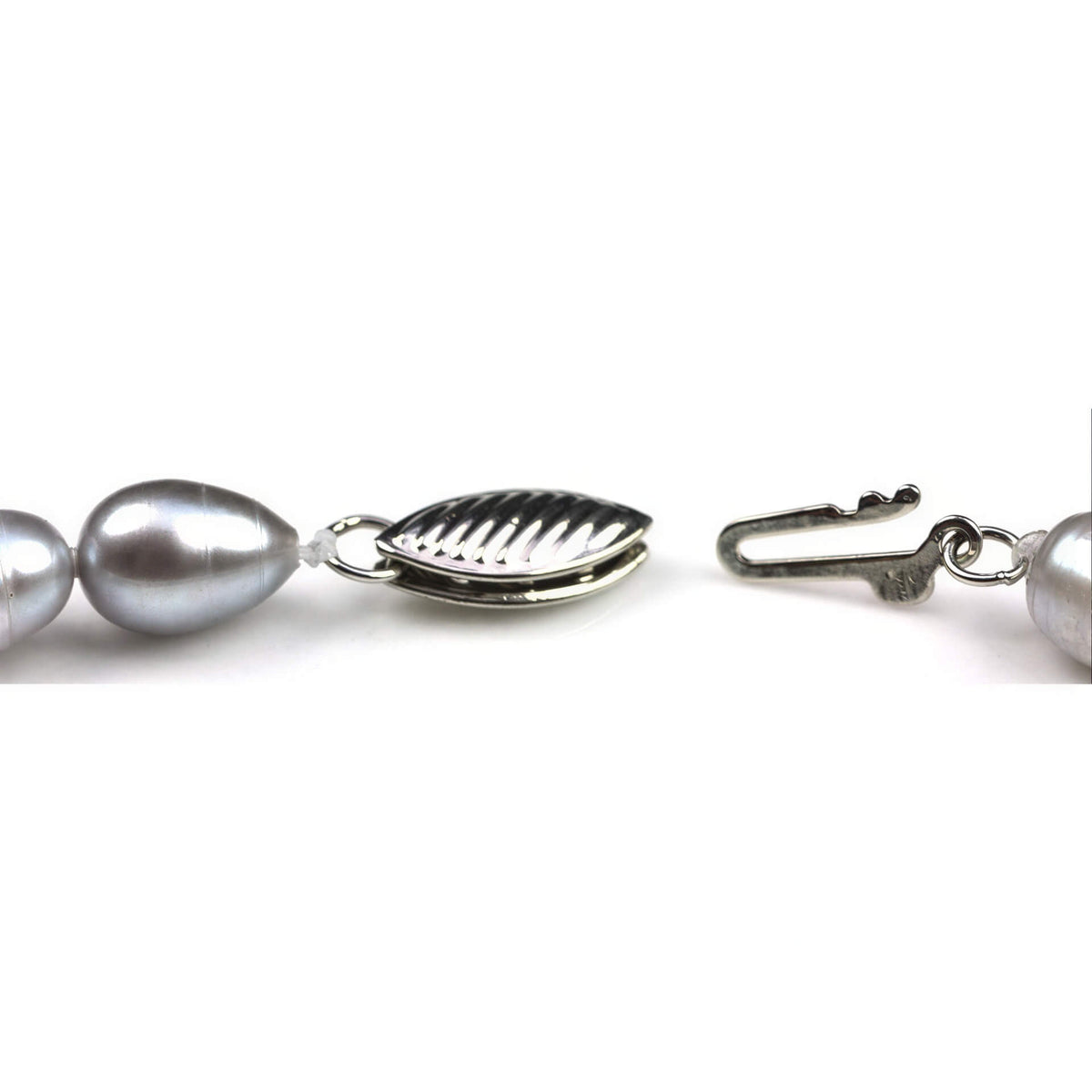 Slotje van grijs handgeknoopt zoetwater parel armband | Grey