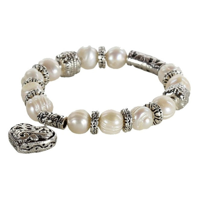 Wit zoetwater parel armband met een zilveren hartje liggend | Marwy