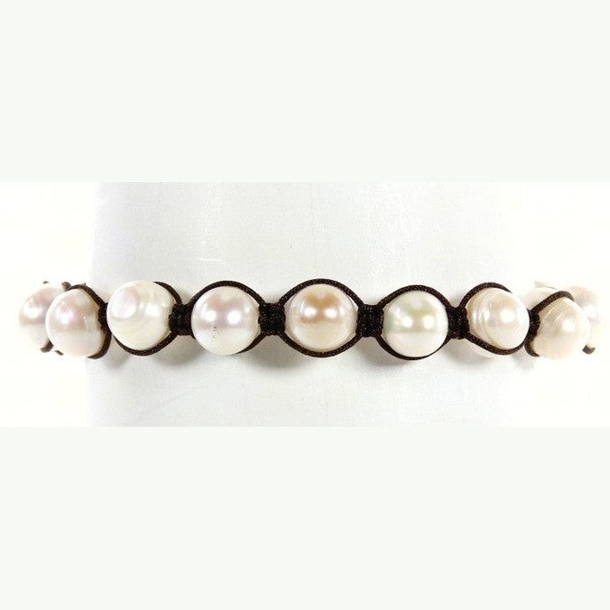 Wit handgeknoopt zoetwater parel armband met schuif sluiting op display | Sambala White Pearl