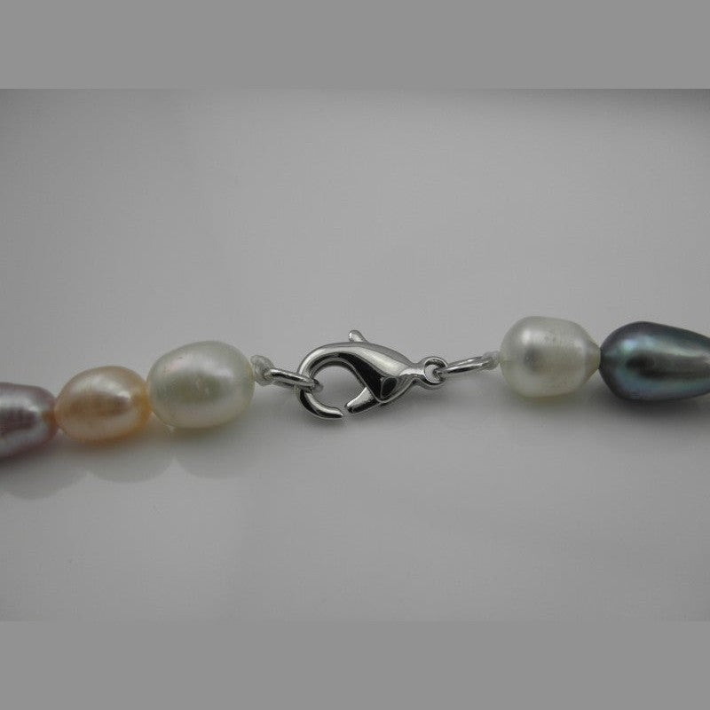 Slotje van handgeknoopt zoetwater parel armband met wit, zalm, roze en grijs blauwe parels en sterling zilver (925) | Sheila