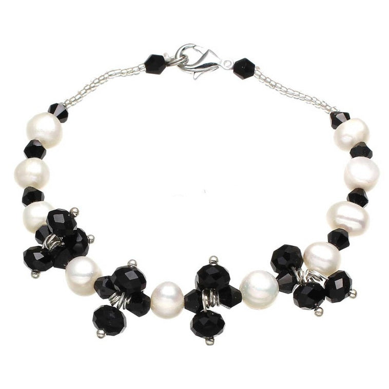 Wit zoetwater parel armband met zwart facet geslepen kristallen, bovenaanzicht | Pearl Black Crystal