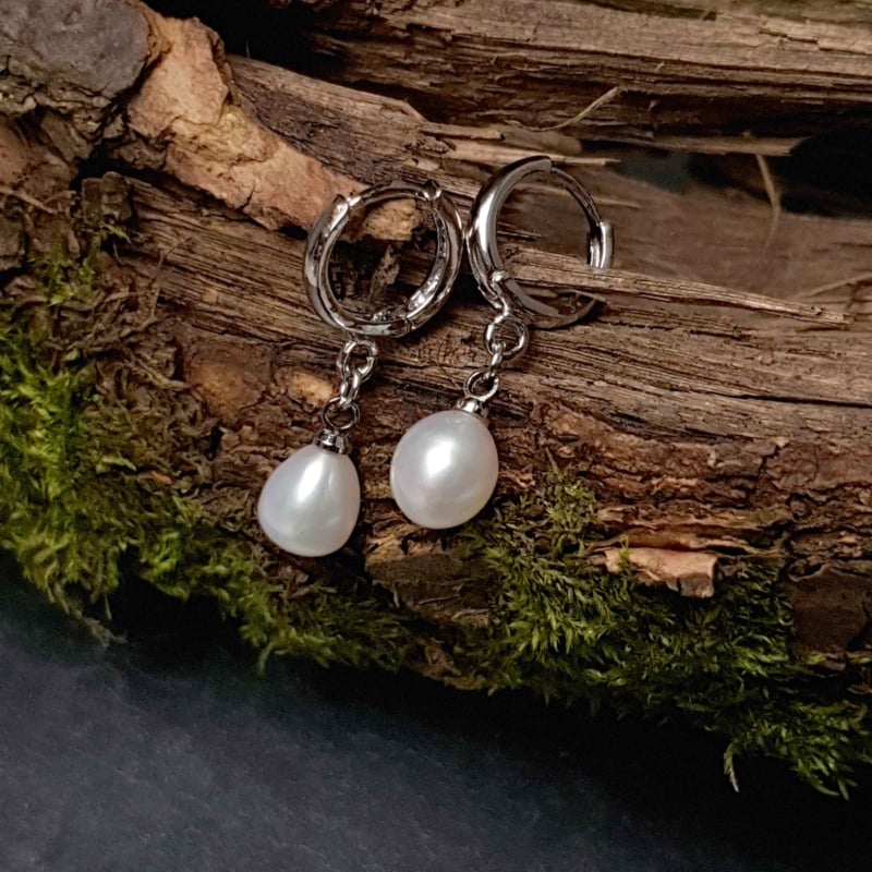 Witte zoetwater parel oorringen met zilver edelstaal hangend aan stronk | Bente