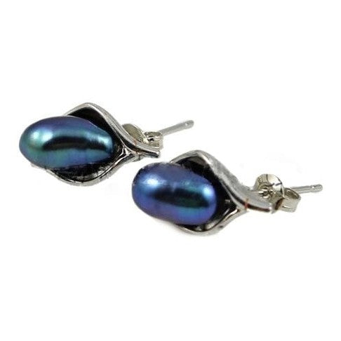 Zoetwater parel oorknopjes met blauw paarse parels en zilver blaadje liggend | Flower Leaf Black