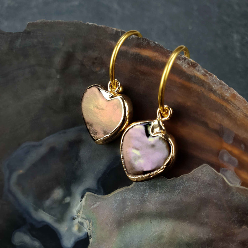 Zoetwater parel oorringen met bruin parel hart en goud edelstaal hangend in schelp | Golden Hope 15 mm Heart Brown Pearl