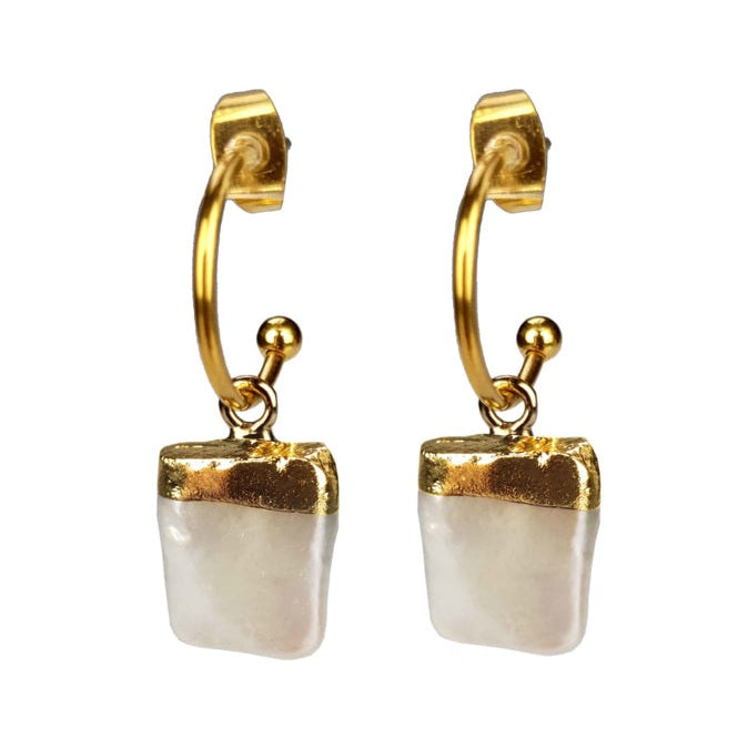 Zoetwater parel oorringen met witte vierkante parels en goud edelstaal, vooraanzicht | Golden Hope 15 mm Square White Pearl