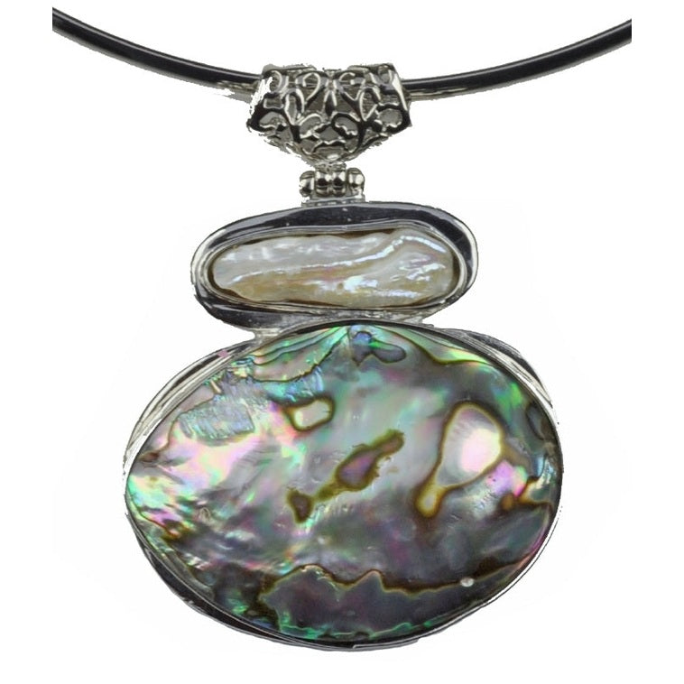 Detail van zoetwater parelketting met groene abaloon hanger | Biwa Abalone