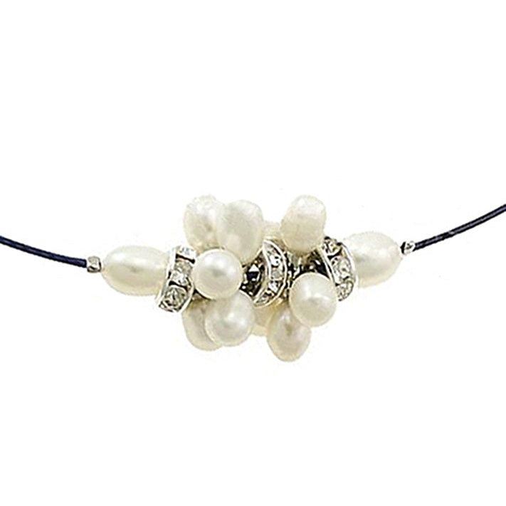 Detail van zoetwater parelketting met witte parels met stras steentjes aan zwarte spang | Bling White Ball