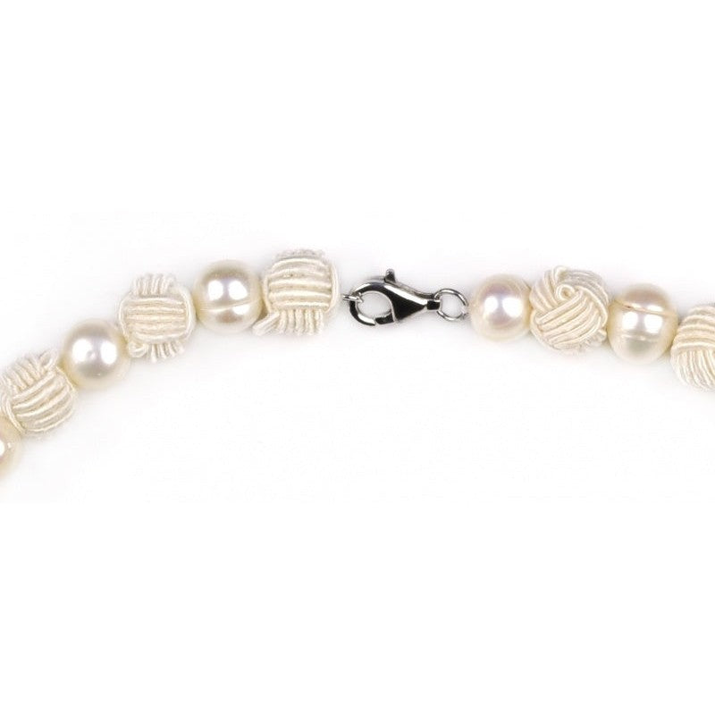 Slotje van zoetwater parelketting met witte parels, Chinese knopen en gerhodineerd zilver | Chiwa