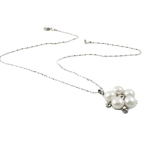 Zoetwater parelketting met witte parel hanger in bloem vorm met stras steentjes liggend | Flower Bling