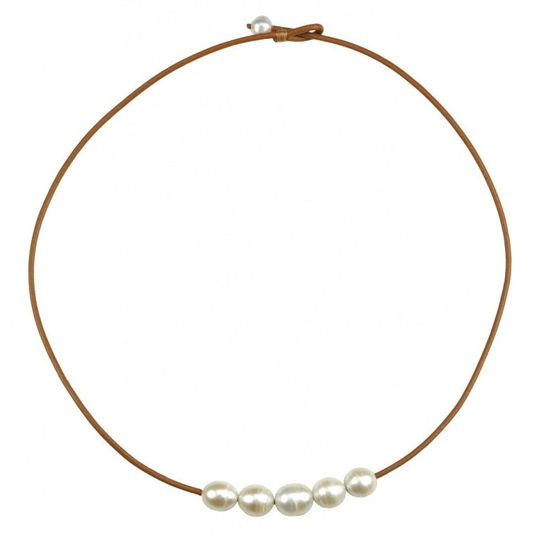 Witte parelketting met 6 parels en echt licht bruin leer | Joanne