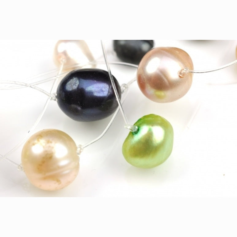Detail van korte zoetwater parelketting met vrolijk gekleurde parels | Meli