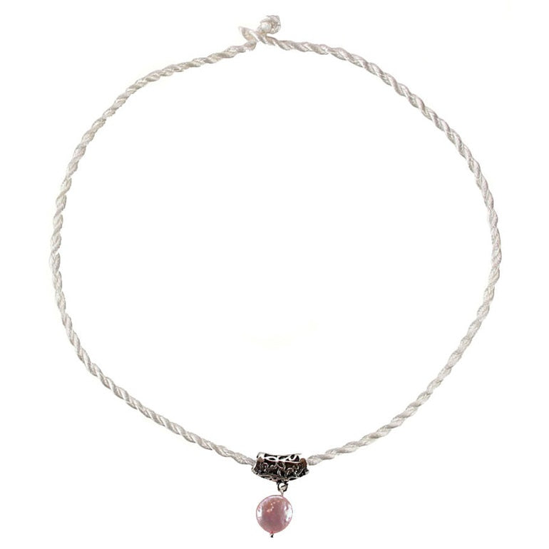 Zoetwater parelketting met roze parel hanger aan wit satijnen koord | Pink Coin White Cord