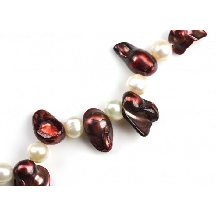 Detail van zoetwater parelketting met witte en roodbruine parels | Purple Lady