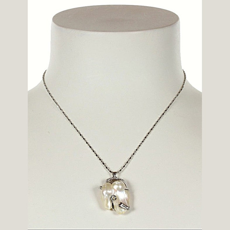 Zoetwater parelketting met grote witte parel hanger op buste | Shape Pearl