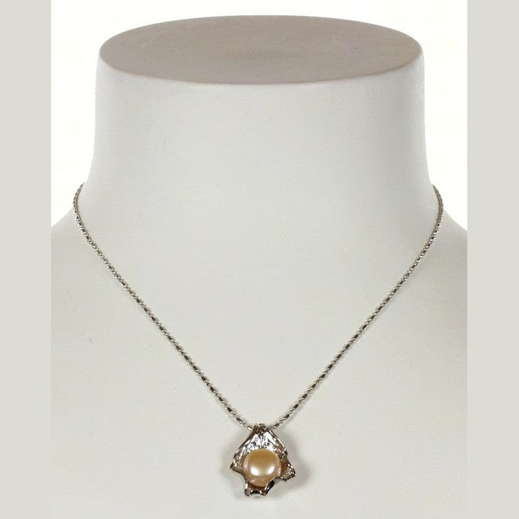 Zoetwater parelketting zalm kleurige parel hanger op buste | Shelly Peach