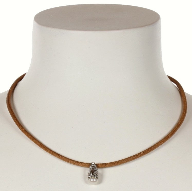 Zoetwater parelketting met witte parel hanger met stras steentjes en bruin leer op buste | Yvanne