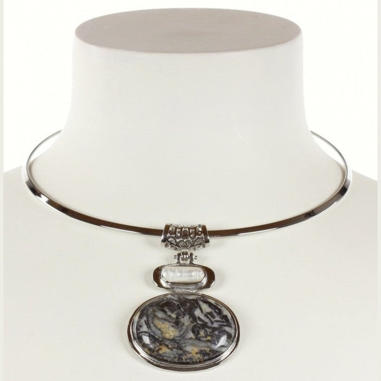 Detail van witte zoetwater parelketting met zwarte edelsteen op buste | Biwa Black Gemstone