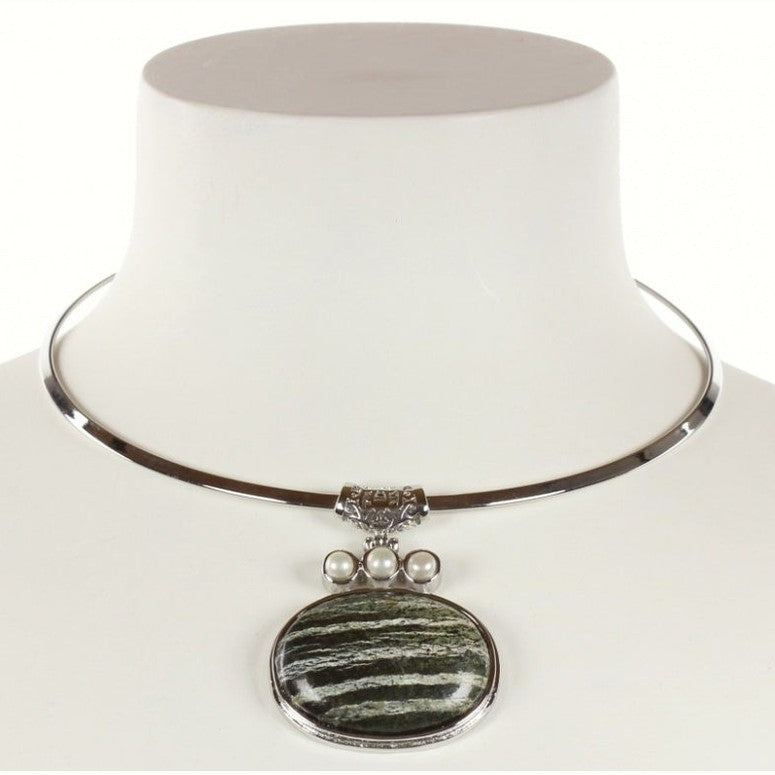 Zoetwater parelketting met witte parels en zwarte edelsteen zeebra jaspis hanger aan zilveren spang op buste | Three Pearl Zeebra Jasper