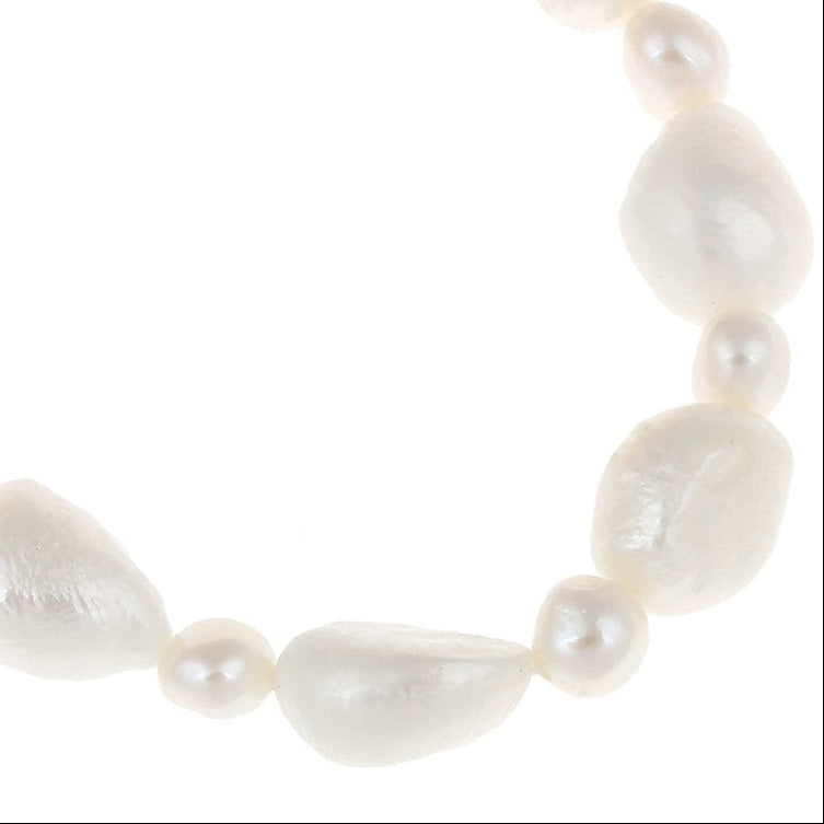 Detail van wit zoetwater parel armband met barok parels, elastisch | Big and Small