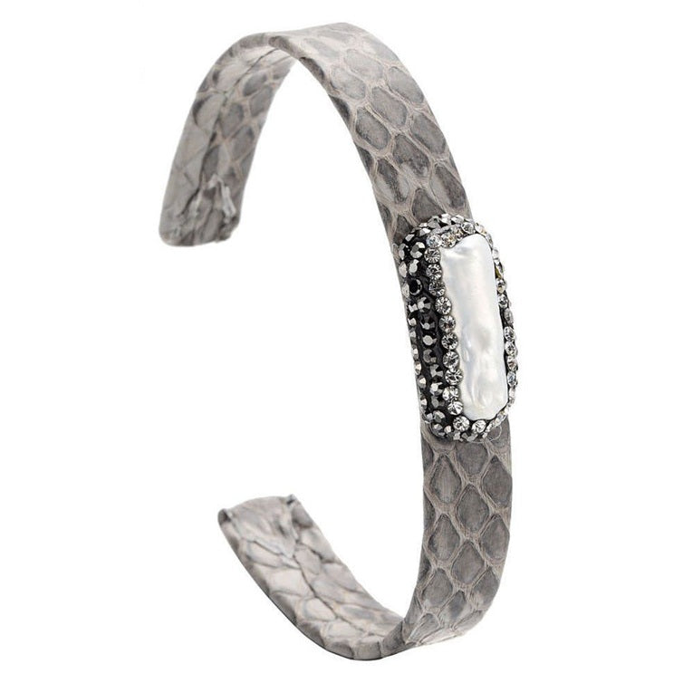 Wit zoetwater parel armband met stras steentjes en grijs leer, vooraanzicht | Bright Biwa Pearl Grey Leather