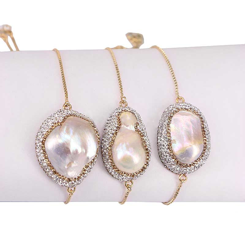 Wit zoetwater parel armband met grote witte parel en stras steentjes op display | Bright Golden Fireball