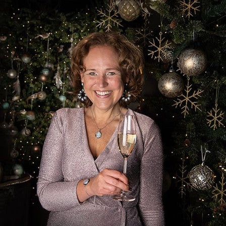 Wit zoetwater parel schuif armband met stras steentjes en edelstaal gedragen door model | Bright Minimal Silver Coin