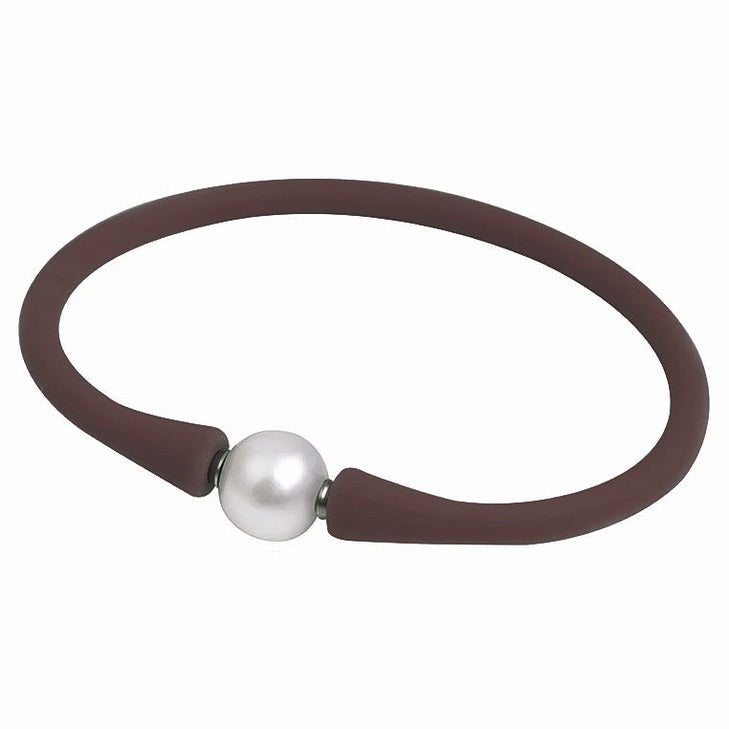 Wit elastisch parel armband met bruine band, vooraanzicht | Browly