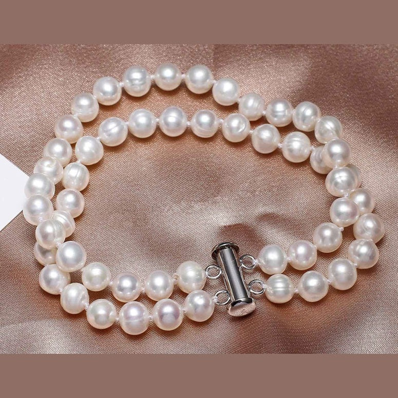 Wit zoetwater parel armband in 2 rijen liggend op satijn | Dederique