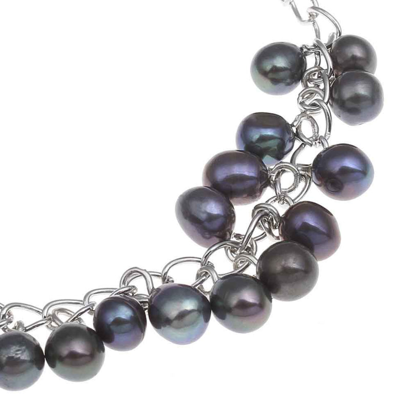 Detail van zoetwater parel armband met donker grijze parels als bedeltje | Fana B