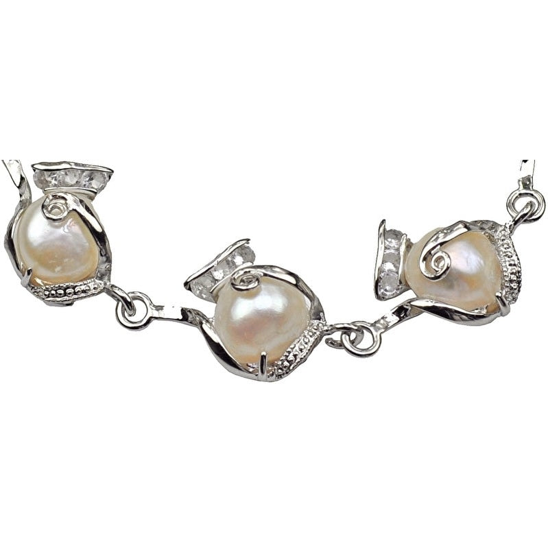 Detail van wit zoetwater parel armband met stras steentjes | Francisca