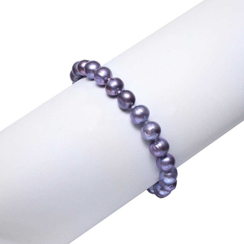 Handgeknoopt zoetwater parel armband met blauw-grijze parels op display | Grizelle