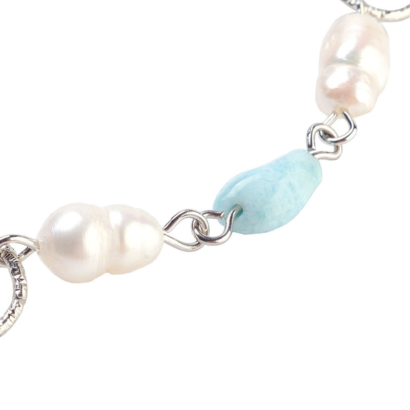 Detail van wit zoetwater parel armband met larimar en edelstaal | Lalita Larimar