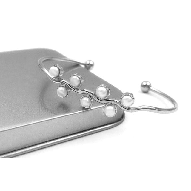 Wit zoetwater parel armband met zilver liggend op doosje | Lindy Silver