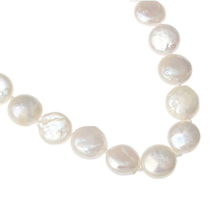 Detail van wit zoetwater parel armband met coin parels | Little White Coin Pearl
