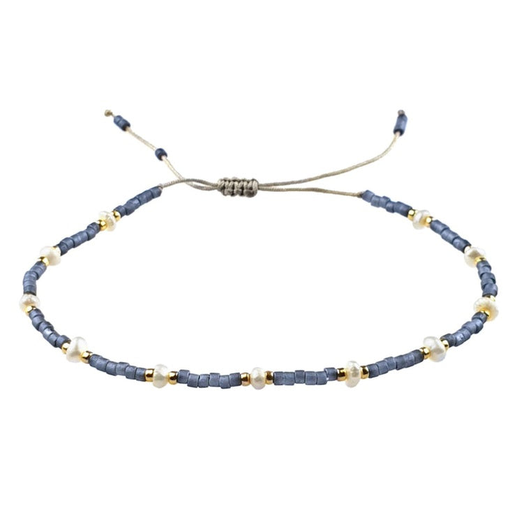 Wit zoetwater parel armband met blauwe en gouden kraaltjes en schuifsluiting | Mini Pearl Bead Pursian Blue