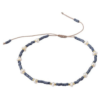 Wit zoetwater parel armband met blauwe en gouden kraaltjes en schuifsluiting, vooraanzicht | Mini Pearl Bead Pursian Blue