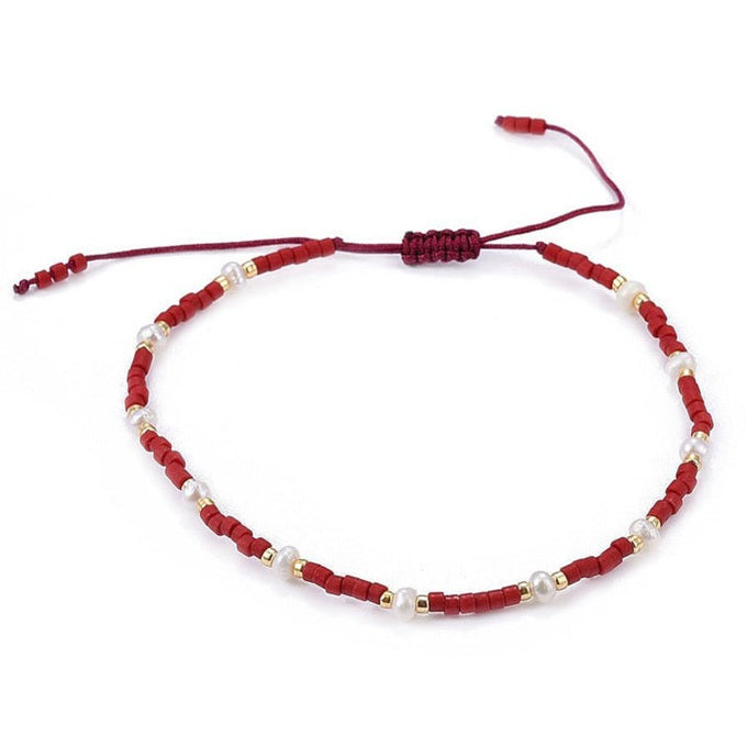 Wit zoetwater parel armband met rode en gouden kraaltjes en schuifsluiting, bovenaanzicht | Mini Pearl Bead Red