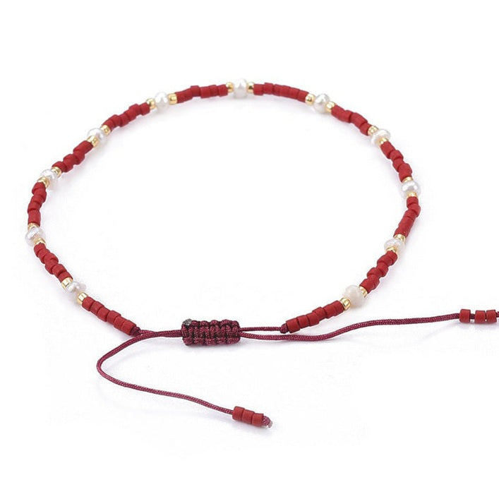Wit zoetwater parel armband met rode en gouden kraaltjes en schuifsluiting, achteraanzicht | Mini Pearl Bead Red