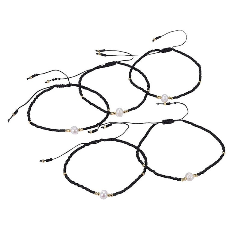 Wit zoetwater parelarmband met zwarte kraaltjes, meerdere armbandje bij elkaar | Mini Pearl One Black Color