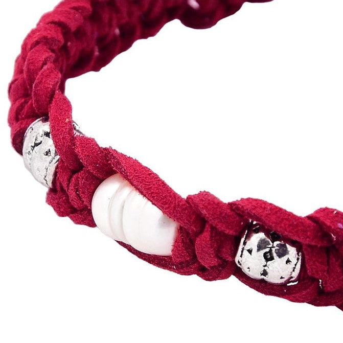 Detail van wit zoetwater parel armband met rood suede | Pearl Red Suede