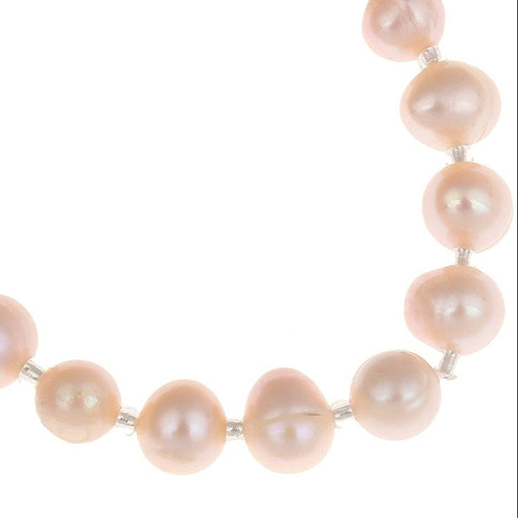 Detail van zoetwater parel armband met zalm kleurige parels, elastisch | Seed Bead Pearl Peach