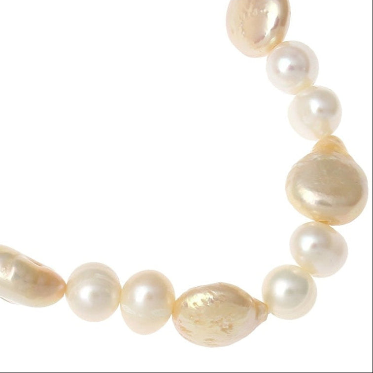 Detail van zoetwater parel armband met wit en zalm kleurige parels, elastisch | Zicoin