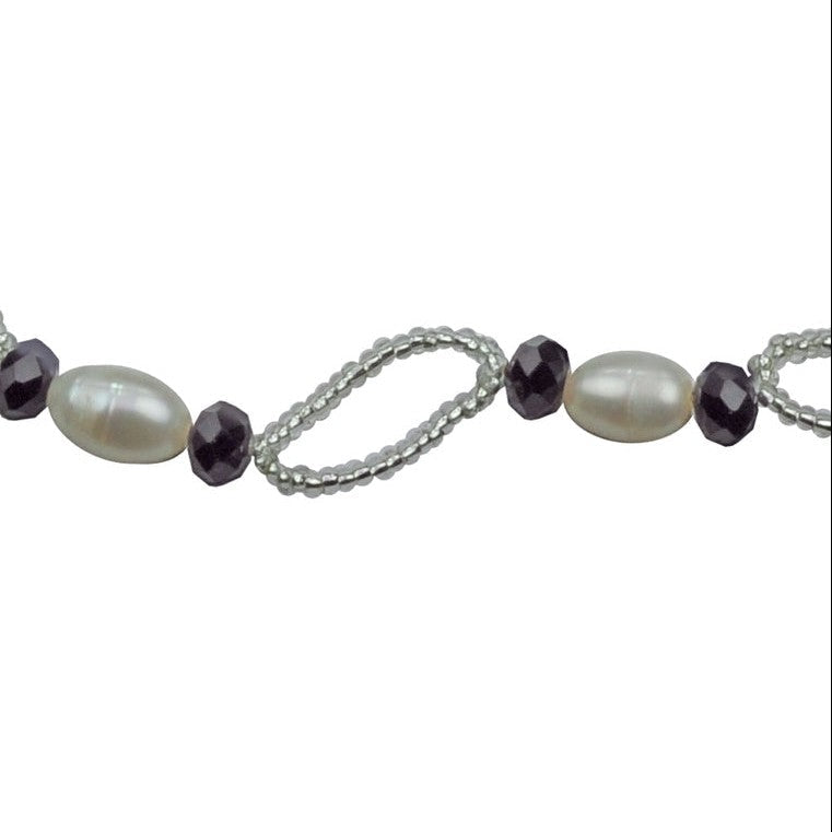 Detail van wit zoetwater parel armband met zwarte kristallen en magneetslotje | Zwicio