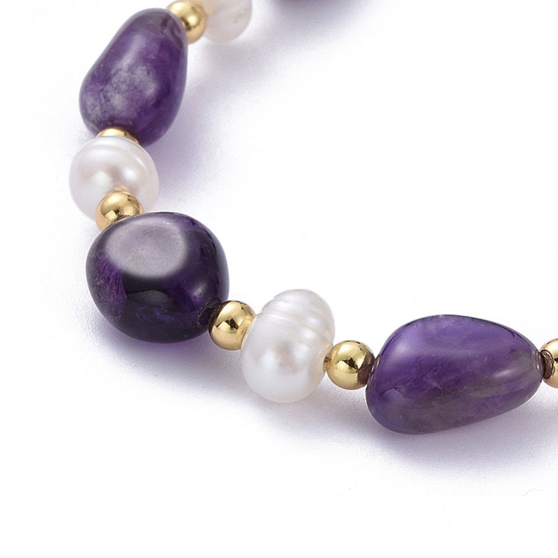 Detail van zoetwater parel armband met paarse edelsteen amethist en goud edelstaal | Amethyst Pearl Gold