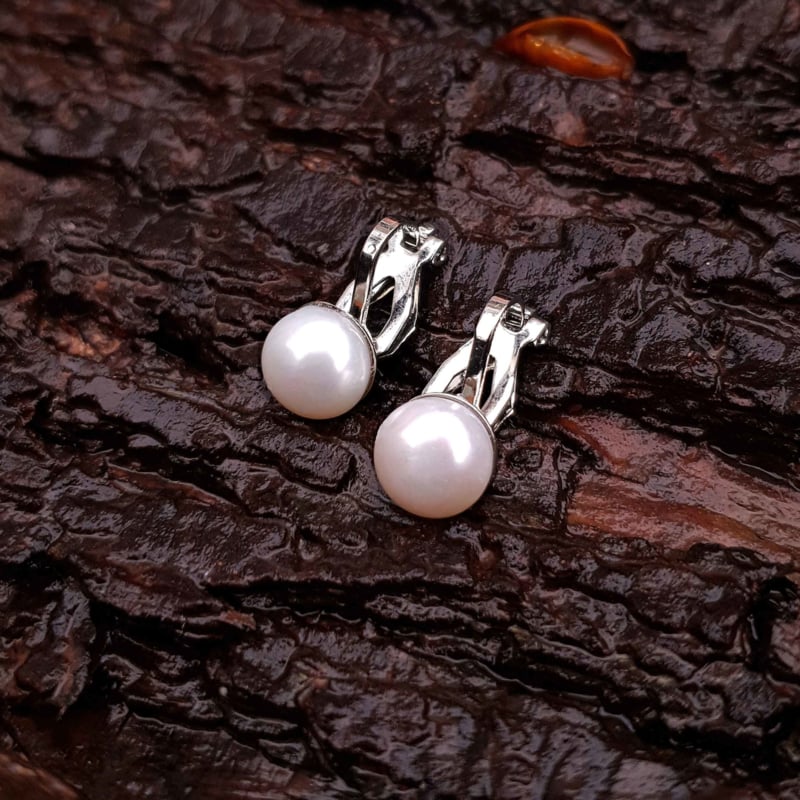 Witte zoetwater parel clips oorbellen liggend op schors | Cadeau set met zoetwater parel clips oorbellen Clip Pearl