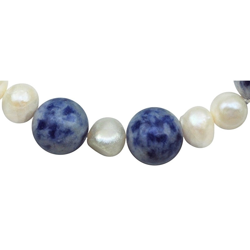Detail van zoetwater parel armband met blauwe edelstenen | Pearl Blue Spot