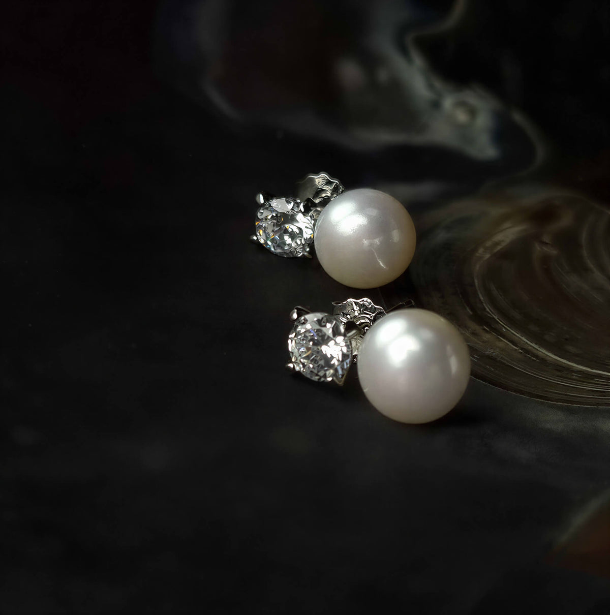 Witte zoetwater parel oorbellen met parel en stras steen liggend in schelp, witte parelknopjes met stras steen | Bling Ann W