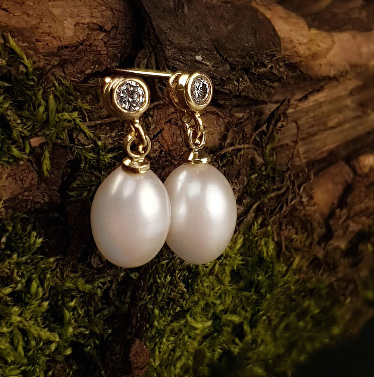 Witte zoetwater parel oorbellen met stras steentje, parel oorknopjes met achtergrond mos | Bling Gold White Pearl