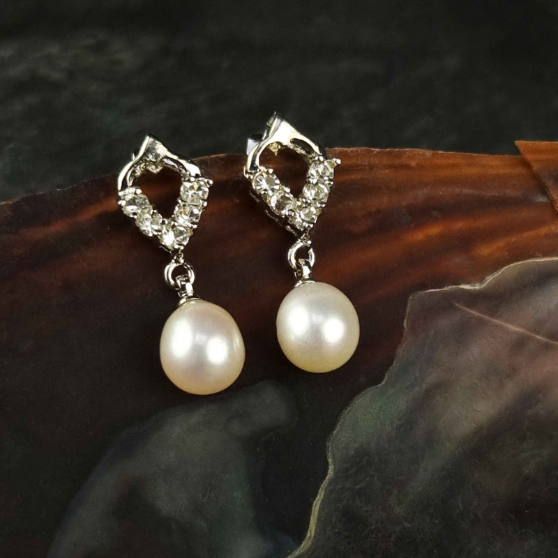 Witte zoetwater parel oorbellen met stras steentjes hangend aan schelp | Bling Pearl Heart W